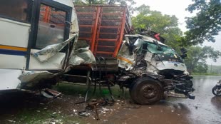 CG NEWS :  ट्रक और यात्री बस में भिड़ंत,हादसे में दोनों वाहनों के ड्राइवर गंभीर रूप से  हुए घायल