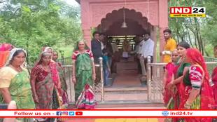 प्रशासन से नहीं बनी बात तो महिलाओं ने हनुमान जी को सौंपा ज्ञापन