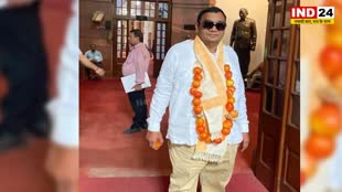  AAP सांसद सुशील गुप्ता गले में टमाटर और अदरक की माला डालकर पहुंचे संसद