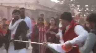 Ram Mandir Inaugration: अयोध्या में कांग्रेस समर्थक और भक्तों के बीच झड़प, राम मंदिर में झंडा लेकर घुसने पर हुआ विवाद