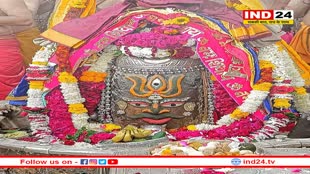 त्रिशूल, रुद्राक्ष की माला और त्रिपुंड लगाकर भस्म आरती में सजे बाबा महाकाल