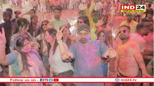 होली के जश्न में डूबी काशी; घर से घाट तक बिखरे रंग, लोगों ने जमकर उड़ाया अबीर-गुलाल