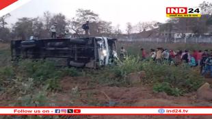 खाई में गिरी बस, 15 यात्री घायल, सभी भर्ती