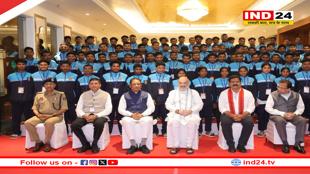 नक्सल प्रभावित इलाकों से आए बच्चों से मिले गृह मंत्री अमित शाह, बोले– जिन हाथों में कभी बंदूकें थीं, आज किताबें हैं और भविष्य संवर रहा है