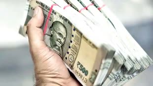 CG NEWS : यहाँ मतदाताओं को प्रलोभन देने प्रत्याशियों द्वारा बांटी जा रही साड़ियां और पैसे।