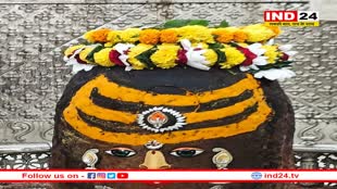 चंदन का त्रिपुंड और रुद्राक्ष की माला पहनकर सजे बाबा महाकाल