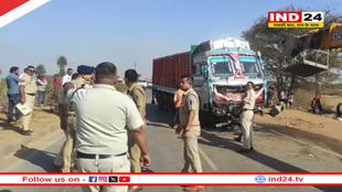 रायपुर में सड़क हादसे में 5 लोगों की मौत,डिवाइडर तोड़कर ट्रक से टकराई तेज रफ्तार कार