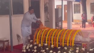 CG NEWS : CG के पूर्व सीएम पिता नंदकुमार बघेल के पार्थिव शरीर को महापौर ने अर्पित की श्रद्धांजलि