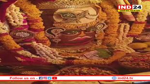 मस्तक पर बेलपत्र और चंद्रमा लगाकर सजे बाबा महाकाल, फिर रमाई गई भस्म