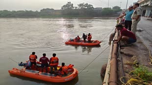  CG NEWS :  दुर्ग के शिवनाथ नदी में गिरी कार,एक ही परिवार के चार लोगों की मौत