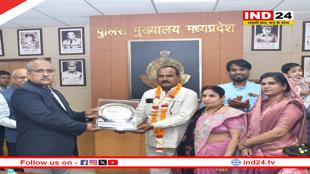 पुलिस मुख्यालय परिवार द्वारा चार सेवानिवृत्‍त कर्मचारियों को भावभीनी विदाई, अतिरिक्‍त पुलिस महानिदेशक ने सभी को स्‍मृति चिन्‍ह भेंट किए