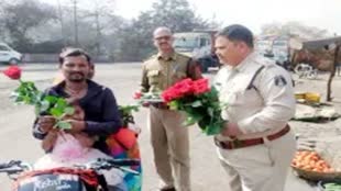 CG NEWS : छत्तीसगढ़ में यातायात के प्रति लोगों को जागरूक करने सड़क पर फूल लेकर खड़े दिखे पुलिस के जवान.....