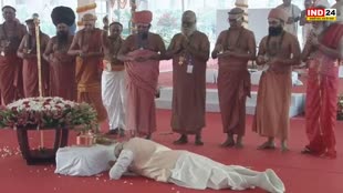 PM मोदी ने 2 अवसर पर किया दंडवत प्रणाम, पहले रामलला और दूसरा सेंगोल 