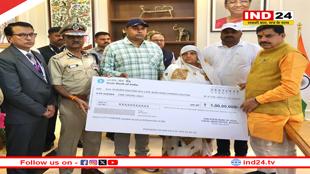  सीएम डॉ. मोहन यादव ने शहीद के परिवार को दिया 1 करोड़ का चेक, परिवार के सदस्य को मिलेगी नौकरी