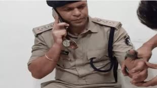 CG NEWS :  चक्काजाम करने से रोका, तो भाजपा नेता ने तोड़ दिया सीएसपी का अंगूठा,  मछली पकड़कर कर रहे थे अनोखा विरोध प्रदर्शन 