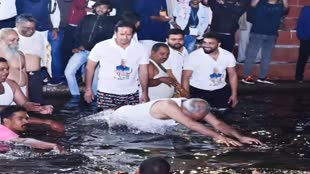Kartik Purnima 2023: महादेव घाट पर CM बघेल  ने लगाई आस्था की डुबकी, CM ने की ये प्रार्थना