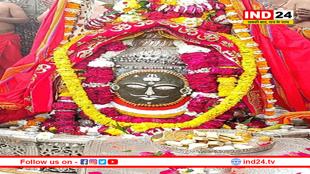 भस्म रमाने के साथ त्रिपुंड, त्रिशूल और रुद्राक्ष से सजे बाबा महाकाल