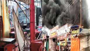 Fire in trade fair: ग्वालियर व्यापार मेले में लगी भीषण आग से कई दुकानें जलकर खाक, करोड़ो का नुकसान
