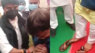 MP News: ज्योतिरादित्य सिंधिया ने ऊर्जा मंत्री को अपने हाथों से पहनाई चप्पल