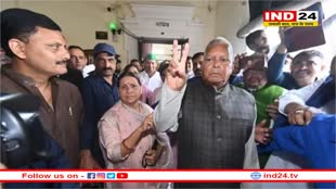 बिहार विधान परिषद चुनाव के लिए राबड़ी देवी ने किया नामांकन, पति लालू यादव ने दिखाया 'विक्ट्री' साइन 