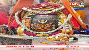 भांग का श्रृंगार व मस्तक पर चंद्र लगाकर भस्म आरती में सजे बाबा महाकाल