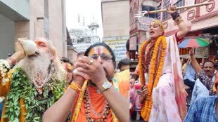 Gyanvapi पर इलाहाबाद HC के फैसले के बाद काशी में जश्‍न का माहौल, साधु-संतों ने बजाए शंख