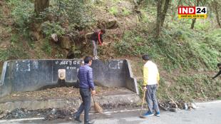 पालिकाध्यक्ष के निर्देश पर जल स्रोत में चला स्वच्छता अभियान, कूड़े का किया निस्तारण