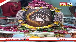 बाबा महाकाल के गले में रुद्राक्ष और मोगरे की माला के साथ मस्तक पर नजर आया त्रिपुंड