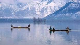 Dal Lake Fire: श्रीनगर की डल झील की बोट्स में लगी आग, करोड़ों का हुआ नुकसान 