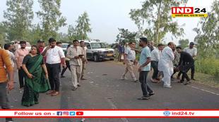 MP में रोड पर तड़प रहे लोगों को देख कलेक्टर मैडम ने रूकवाई गाड़ी और साथ ले गईं अस्पताल