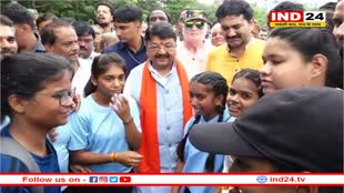 मंत्री कैलाश विजयवर्गीय के साथ स्कूली बच्चों ने कान्ह नदी किनारे किया पौधारोपण