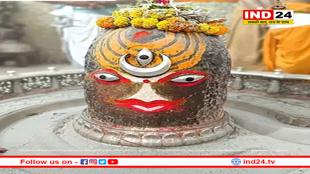 मस्तक पर त्रिपुंड और त्रिनेत्र लगाकर सजे बाबा महाकाल