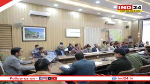 डीएम ने सीएम हेल्पलाईन को लेकर की बैठक, शिकायत निवारण प्रणाली की spirit समझने के दिए निर्देश