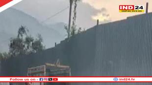 सड़क दुर्घटना के लिए स्टोन क्रेशर संचालक पर लापरवाही का आरोप, ग्रामीणों ने किया प्रदर्शन