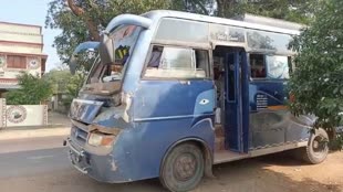 CG NEWS : मतदान दल को लेकर रवाना हुई बस सड़क हादसे का शिकार, पीठासीन अधिकारी समेत 36 कर्मचारी थे सवार ...