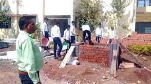 CG NEWS : वाह रे व्यवस्था! स्कूल में बच्चों से कराई जा रही है मजदूरी , कैसे पढ़ेगा और बढ़ेगा इंडिया.....