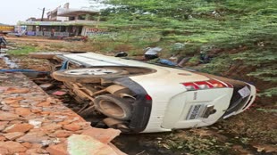 CG NEWS :  सड़क किनारे नाली में जा पलटी बाराती कार,  9 लोगों को मामूली चोट  बाल बाल बचा चालक