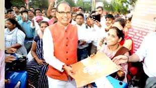 सीएम शिवराज ने दिव्यांग लाड़ली बहनों को भेंट की तीन पहिया स्कूटी