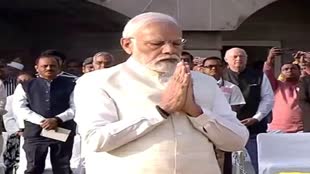 गांधी जयंती पर प्रधानमंत्री नरेंद्र मोदी ने राजघाट पहुंचकर बापू को किया नमन