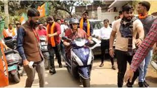 CG NEWS : छत्तीसगढ़ में केंद्रीय मंत्री स्मृति ईरानी ने स्कूटी से किया चुनाव प्रचार।