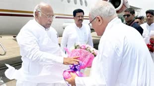 CG NEWS  : रायपुर एयरपोर्ट पर खड़गे का कांग्रेसी नेताओं ने किया स्वागत, CM बघेल ने कहा –  जो सरकार ने इन 5 वर्षों में काम किया है उस पर लोगों का भरोसा .....