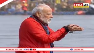 पीएम मोदी ने संगम में लगाई डुबकी, हाथ और गले में रुद्राक्ष की माला... मां गंगा को प्रणाम
