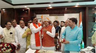 Kamal Patel: मंत्री कमल पटेल के साथ जाट समाज के प्रतिनिधिमंडल ने सीएम शिवराज सिंह को चांदी का मुकुट पहनाकर किया सम्मान