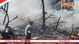 अहमदाबाद एयरपोर्ट पहुंचे पीएम मोदी, अस्पताल में घायलों से करेंगे मुलाकात