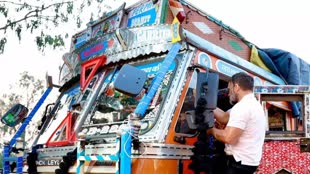 ट्रक की सवारी करते नजर आए राहुल गांधी, ड्राइवरों से जानी उनकी समस्याएं