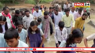 नदी पार कर समस्याएं सुनने पहुंचे सांसद विवेक बंटी साहू, जिले के अंतिम गांव में रात को लगाई चौपाल