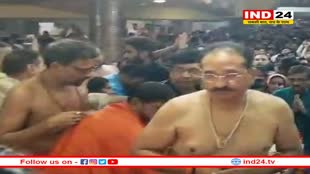 PM मोदी के भाई पंकज पहुंचे महाकाल के दरबार, दिखे शिव भक्ति में लीन