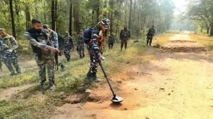 CG NEWS : मतगणना के एक दिन पहल नक्सलियों का आतंक, दंतेवाड़ा में किया IED ब्लास्ट, CRPF के दो जवान ब्लास्ट में हुए घायल। 