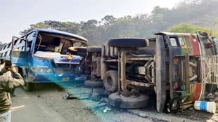 CG NEWS :  बस और ट्रक की आमने-सामने टक्कर, मौके पर 3 की मौत, 12 लोग घायल.....