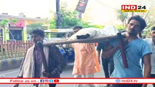 चारपाई पर युवक की लाश रख पहुंचे एसपी ऑफिस, जमकर काटा बवाल, बोले-साहब मेरे बेटे को…